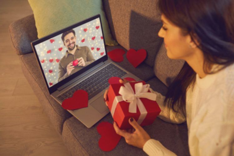Terapkan Love Language, Jaga Hubungan Awet Meski LDR