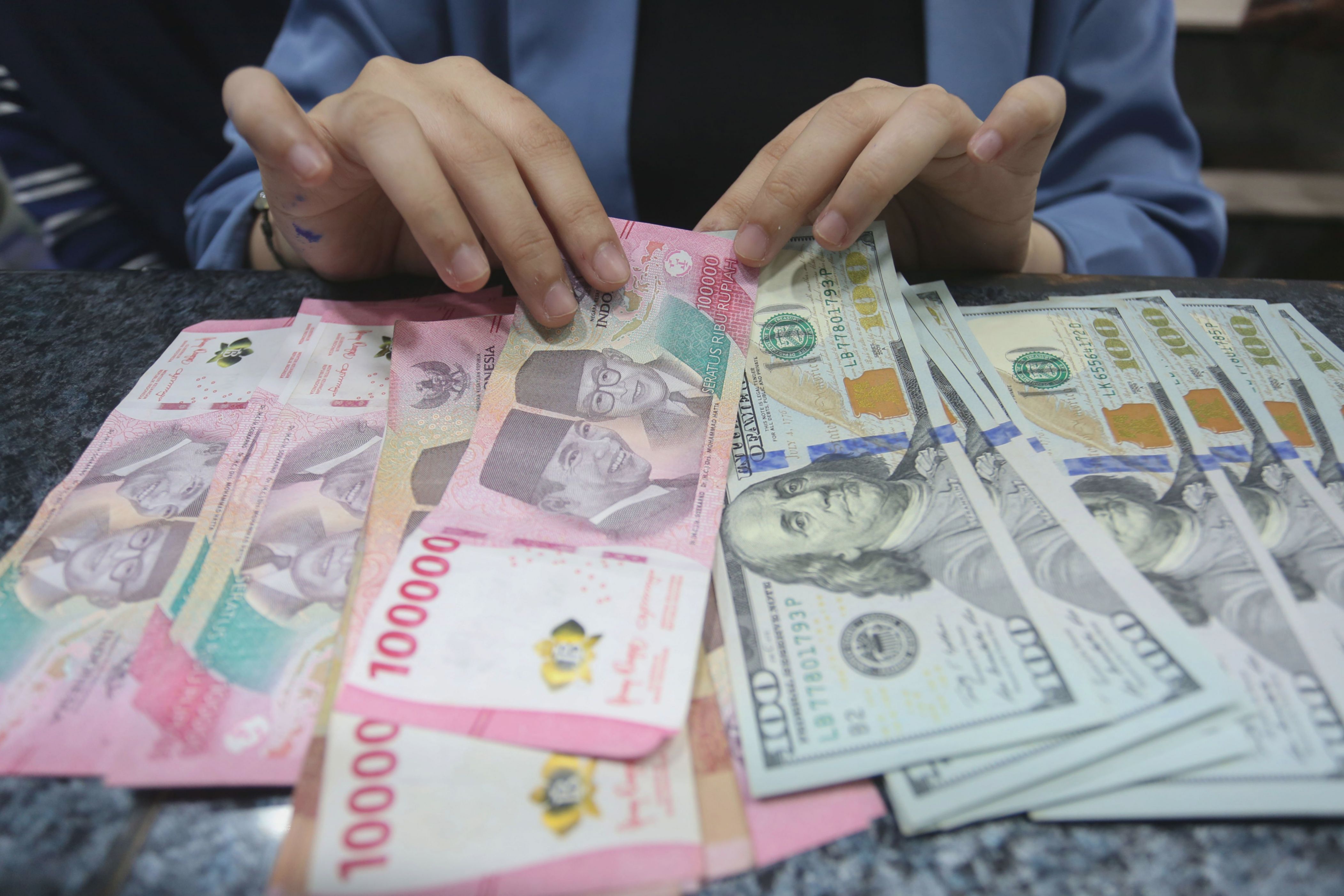 Rupiah Kian Tertekan Mendekati Level Rp18.200 Meski Sentimen Global Membaik