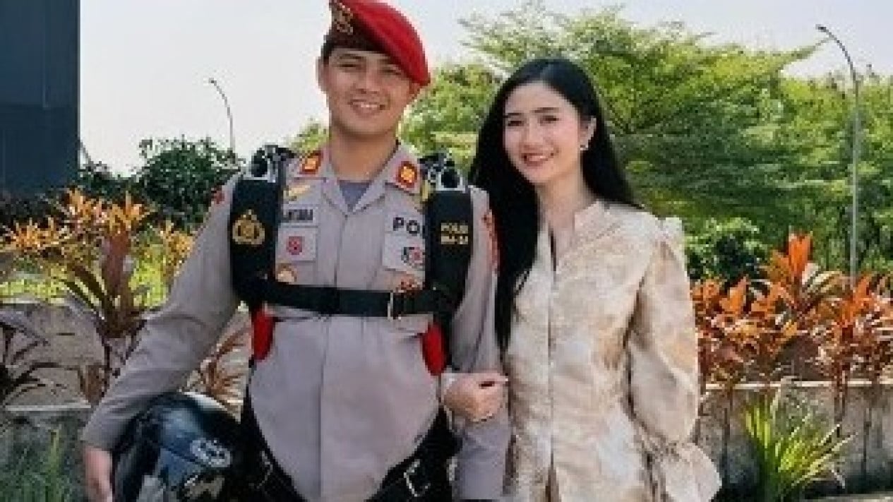 Febby Rastanty Dukung Suami Terjun Payung di HUT Polri