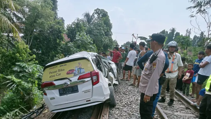Kurangi Kecepatan dan Waspada Sebelum Melintasi Rel Kereta