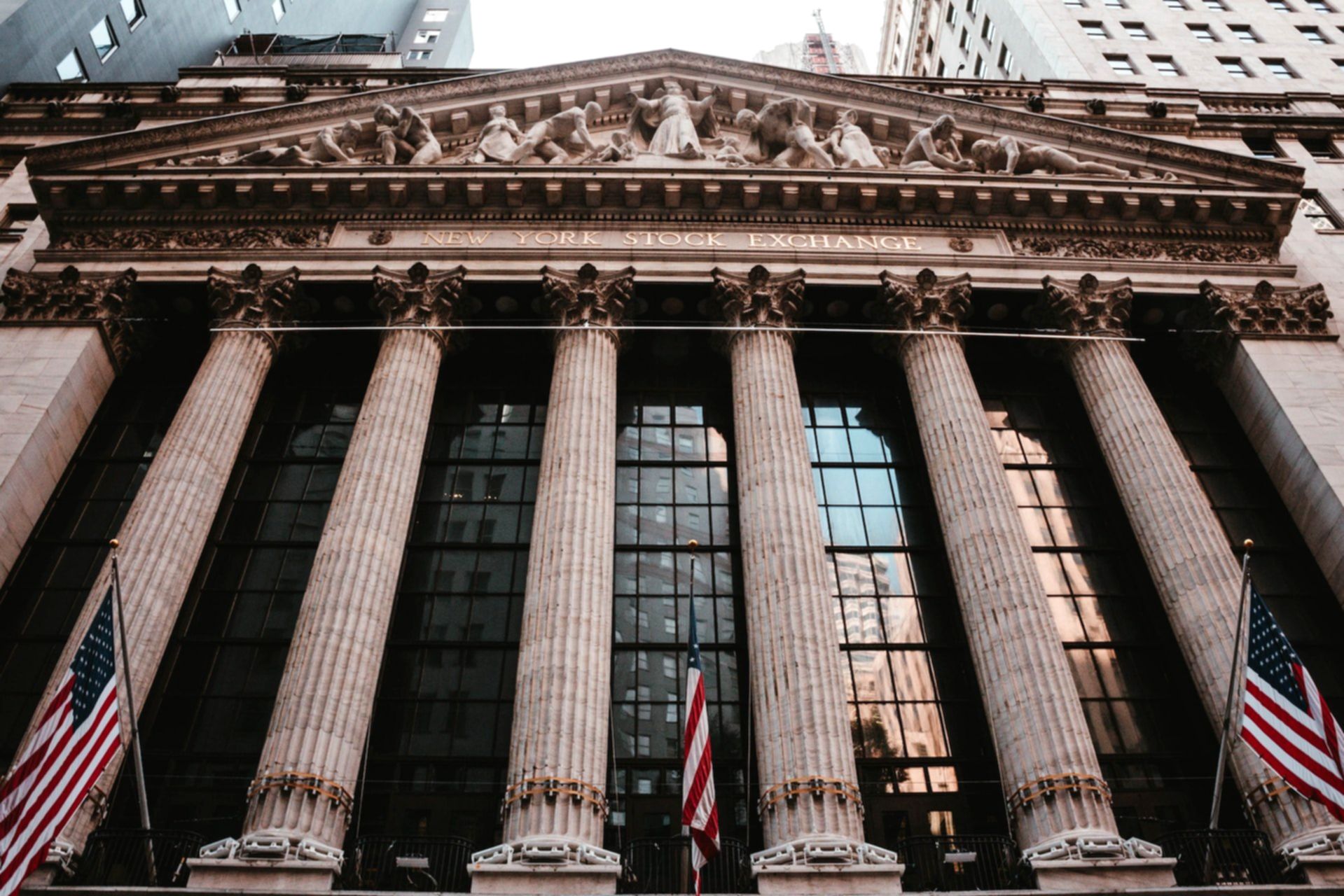 Indeks Wall Street Melemah Akibat Aksi Jual Saham Sektor AI