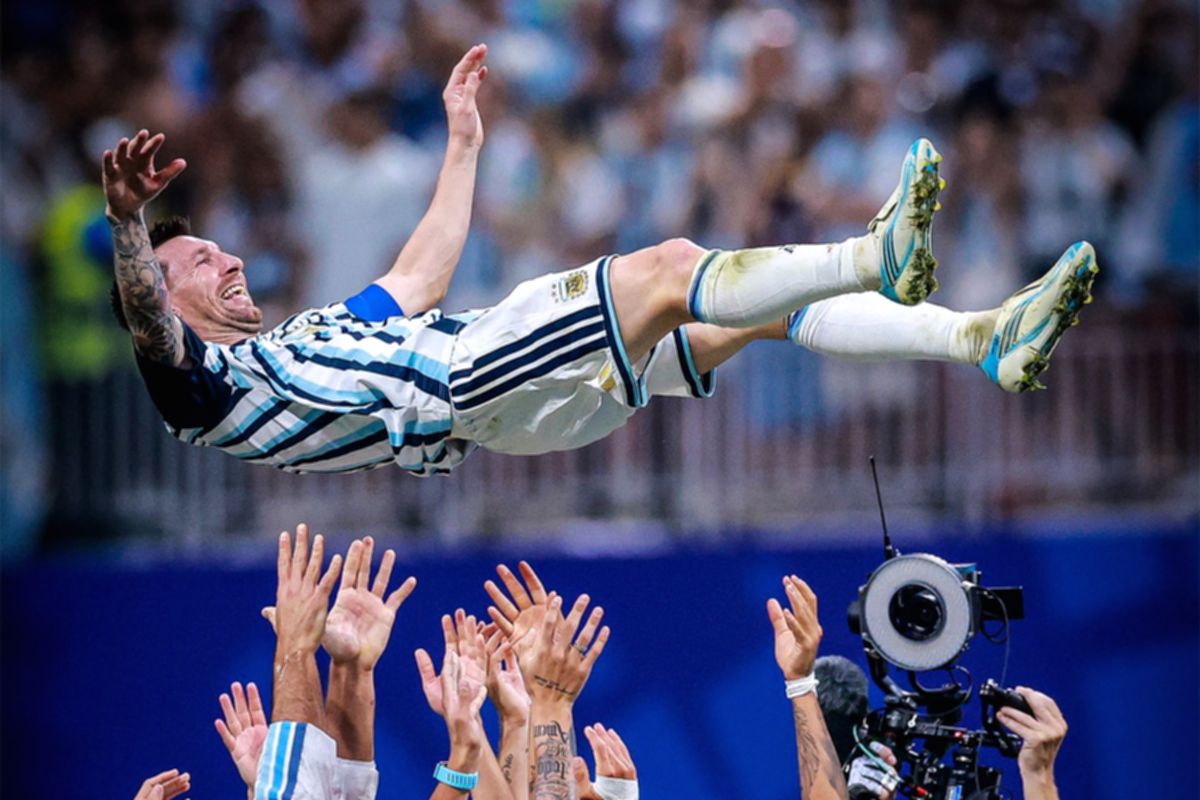 Suporter Inggris Beri Penghormatan Tinggi untuk Legenda Lionel Messi