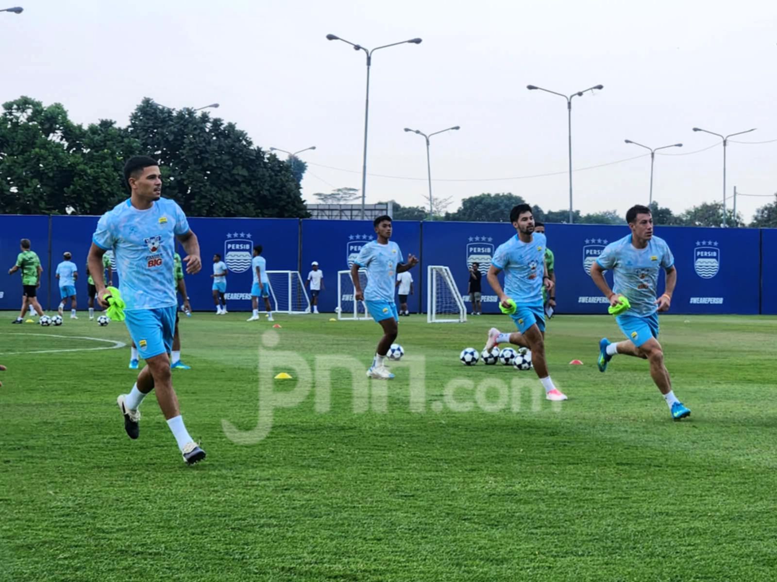 Sandy Walsh Latihan Perdana di Persib, Debut Masih Tanda Tanya
