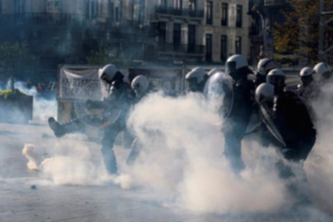 Demo Biaya Hidup di Belgia Ricuh, Polisi Tembakkan Gas Air Mata